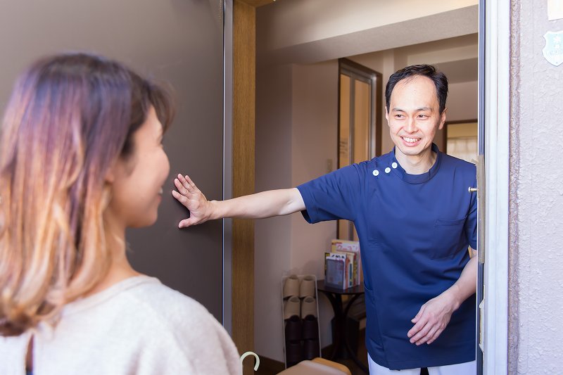 笑顔でお出迎えする院長・仲井陽平